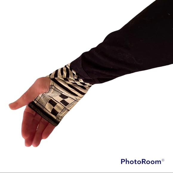 🌟 🌟Two pairs of arm warmers, fun and function combined 🌟🌟 - Picture 2 of 6